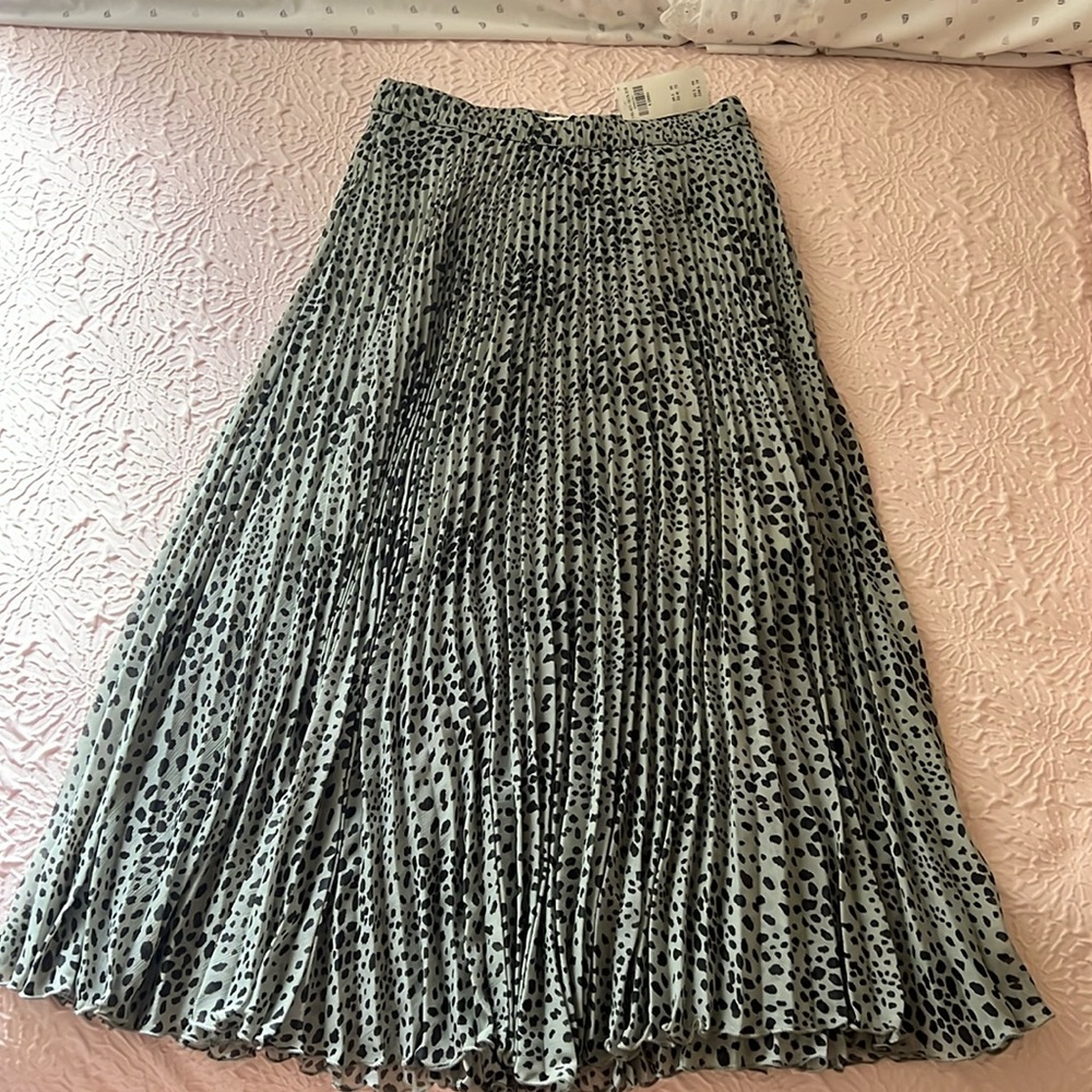 Printed pleated green midi skirt